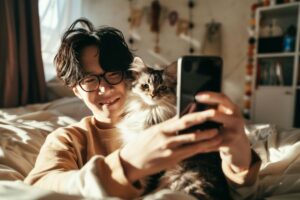 Homem tirando foto com gato.