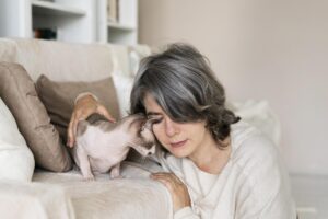Mulher de meia-idade acompanhada de seu gato.
