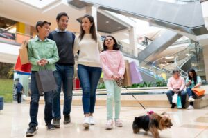 Família passeando com cachorro no shopping pet friendly.