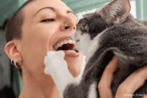 Mulher segurando gato.