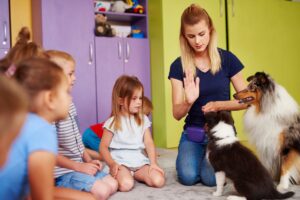 Cães de terapia na escola.