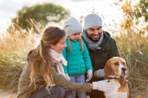 Família feliz com seu Beagle.