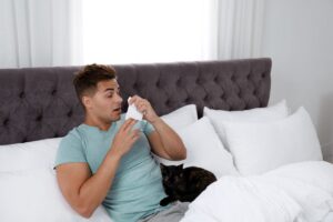 Homem com alergia ao seu gato.